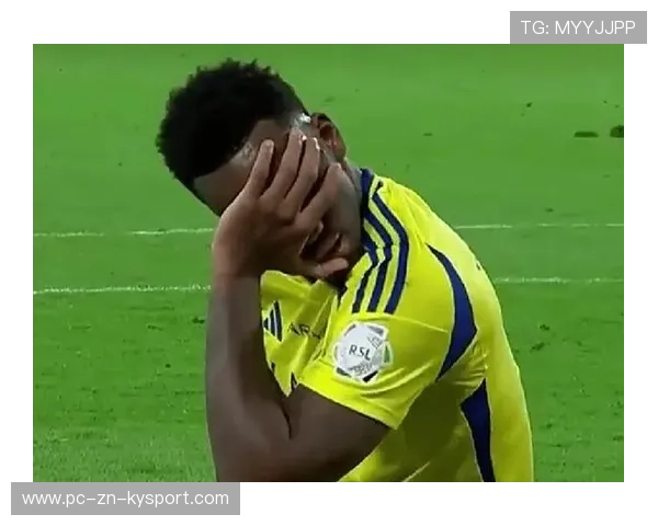 足球任意球挂死角，对手门将苦笑摇头